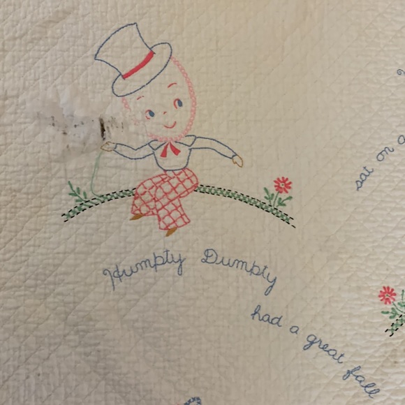 Vintage ‘50’s hand embroidered Humpty Dumpty baby quilt. - Picture 5 of 13